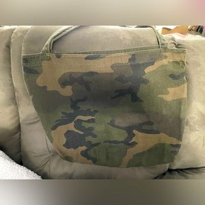 Women’s tote in camo